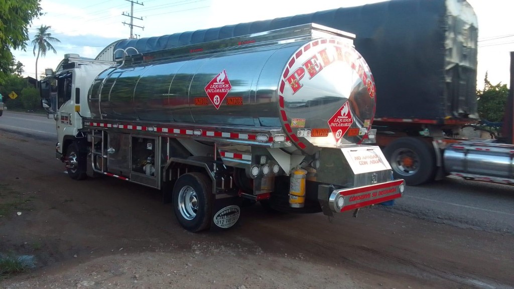 Tanque de carga líquida en ruta — Enerpetrol